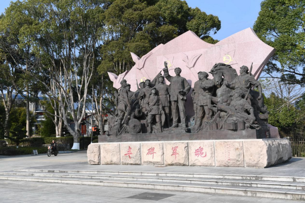 古田會議紀念館前的“豐碑軍魂”雕塑群（ 2021年1月25日攝）。新華社記者林善傳攝